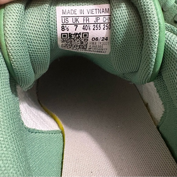 NEW-Adidas Women's Green and Pink Sneakers Size 8 1/2 - Picture 6 of 6